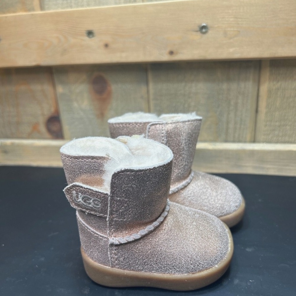 UGG toddler Tan Cozy Boots sz 4/5